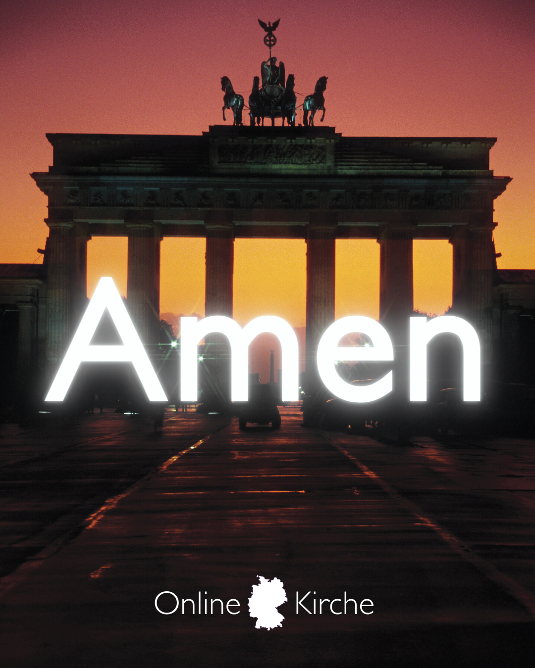 Zu sehen ist das Brandenburger Tor im Sonnenaufgang. Davor steht in leuchtenden Lettern "Amen".