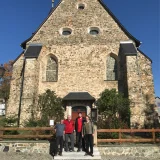 Vor der leider geschlossenen Saalburger Kirche  Ein Passant